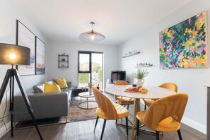 Apartment, 2 Bedrooms | Ruang tamu | 32 inci televisyen skrin rata dengan digital, TV, Netflix