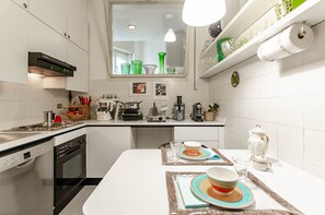 Microwave, dishwasher, coffee/tea maker, cookware/dishes/utensils - Arco della Pace luxury home (Milano)