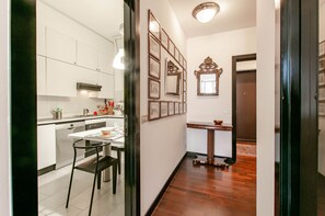 Mikrowelle, Geschirrspüler, Wasserkocher mit Kaffee-/Teezubehör