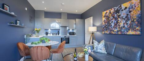 Appartement, 2 slaapkamers | Woonruimte | Een 32-inch flatscreentelevisie met digitale zenders en televisie