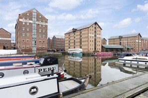 Point of interest - Elliot Oliver - Loft Style 2 Bedroom Apartment With Parking In The Docks (Gloucester)