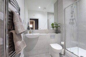 Lejlighed - 2 soveværelser | Badeværelse | Bruser, gratis toiletartikler, hårtørrer, håndklæder