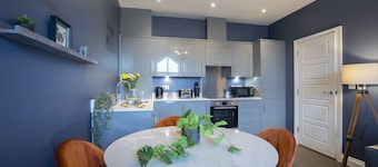 Elliot Oliver - Loft Style 2 Bedroom Apartment With Parking In The Docks