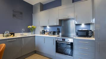 Apartment, 2 Bedrooms | Private kitchen