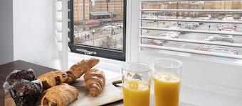 Elliot Oliver - Loft Style 2 Bedroom Apartment With Parking In The Docks