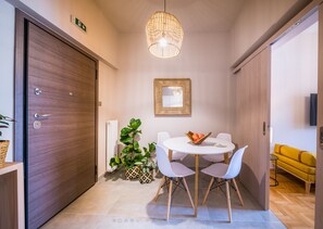 Apartment | Wohnbereich | 42-Zoll-Flachbildfernseher mit Satellitenempfang, Fernseher