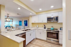 冷蔵庫、電子レンジ、オーブン、コンロ