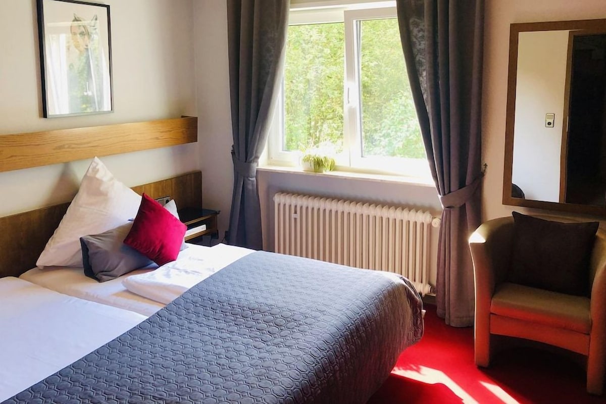 Een bureau, gratis wifi, beddengoed