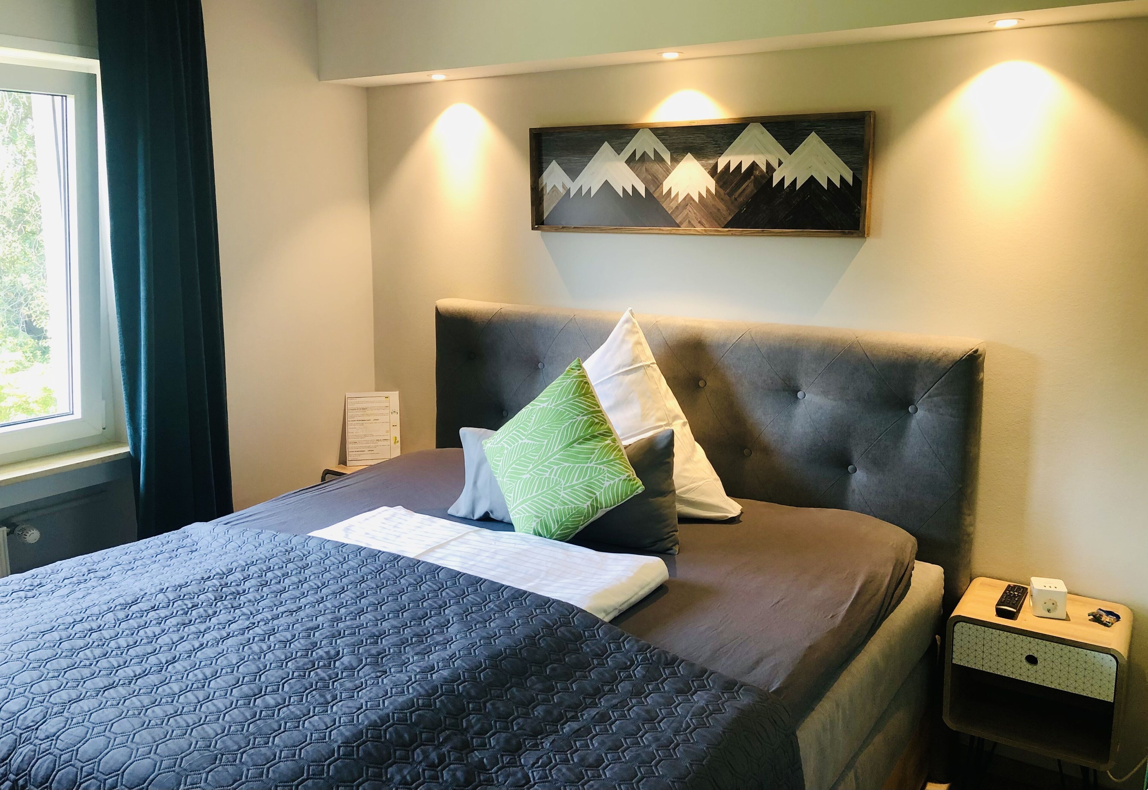 Escritorio, wifi gratis y ropa de cama 