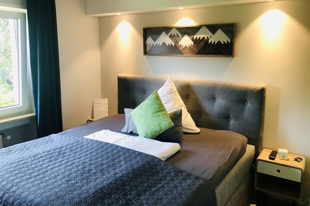 Escritorio, wifi gratis y ropa de cama