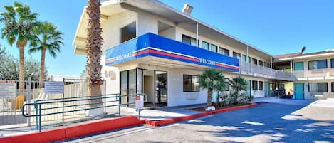 Vista frontal de la propiedad