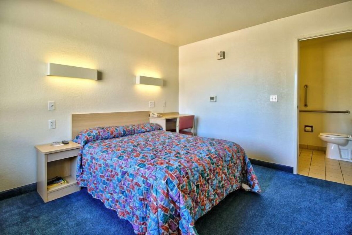 1 QUEEN BED | MOBILITY ACCESSIBLE TUB NSMK