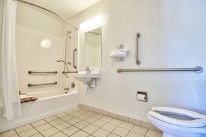 Combined shower/bathtub, towels