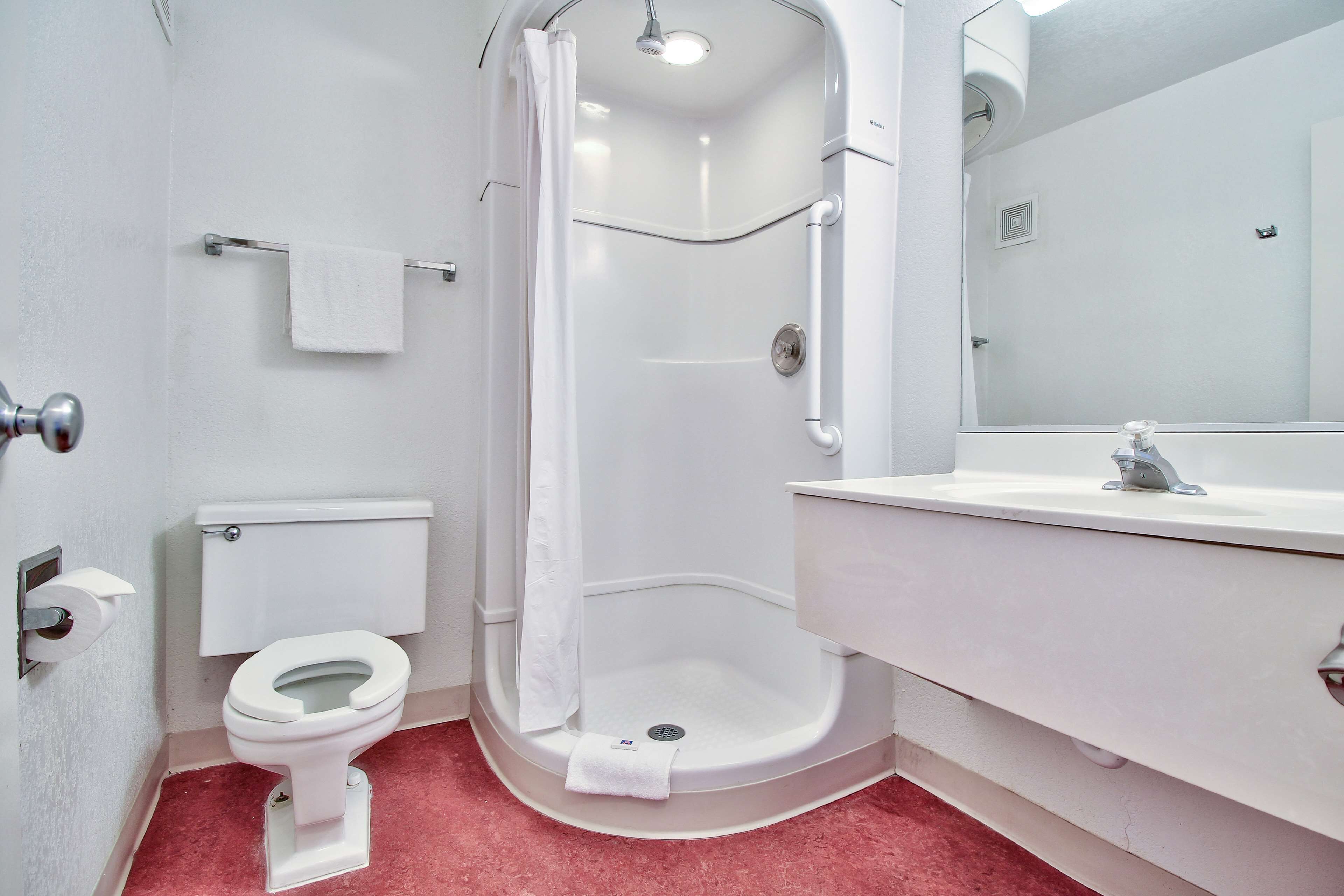 Combined shower/tub, towels