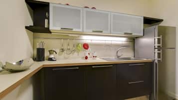 Frigorifero, forno, piano cottura, lavastoviglie