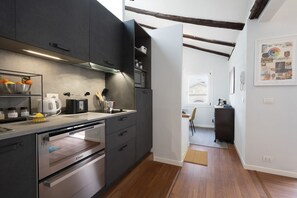 Een magnetron, een oven, een kookplaat, een vaatwasser