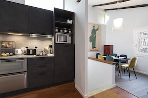 Microwave, oven, stovetop, dishwasher - CA' SVEVA VENICE APARTMENT M0270429660 (Venezia)