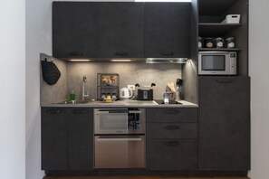 Microwave, oven, stovetop, dishwasher - CA' SVEVA VENICE APARTMENT M0270429660 (Venezia)