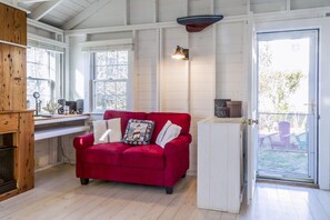 平房, 1 張標準雙人床, 廚房, 花園景觀 | 客廳 | 電視