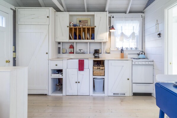 平房, 1 張標準雙人床, 廚房, 花園景觀 | 私人廚房 | 電冰箱、微波爐、爐台、咖啡機/沖茶器