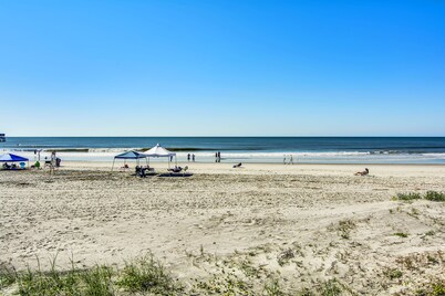 Oceanfront, fourth-floor villa with balcony, amazing view & 2 shared pools