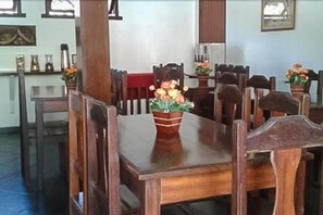 Café da manhã com buffet grátis todos os dias