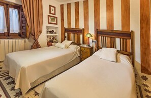 Double Room (Montes de Toledo) | Soundproofing, cribs/infant beds, rollaway beds, free WiFi