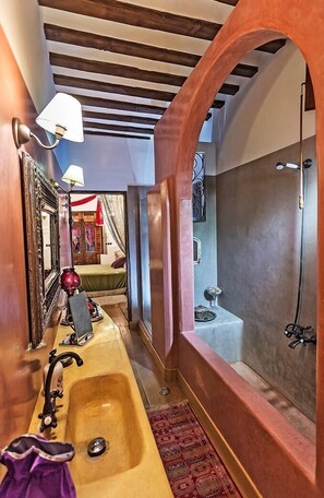 Superior Double Room (Crisol de Culturas) | Bathroom | Free toiletries, hair dryer, bidet, towels