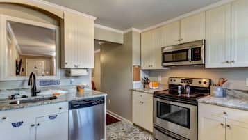 Full-size fridge, microwave, oven, coffee/tea maker