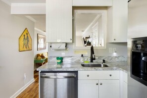 Stort kylskåp, mikrovågsugn, ugn och kaffe- och tebryggare