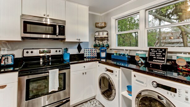Condo, 2 Bedrooms - Vibrant, Colorful Condo Building With Backyard Firepit and Games (Savannah)