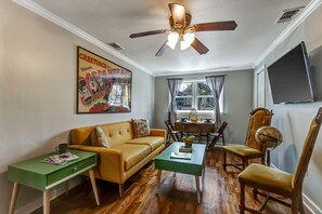 Leilighet, 2 soverom | Oppholdsområde | TV