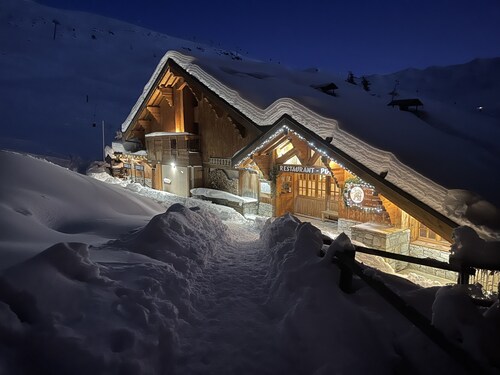 Le plus grand domaine skiable avec piscine sauna, hammam et salle de sport  ! 