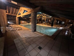 Una piscina cubierta, una piscina climatizada