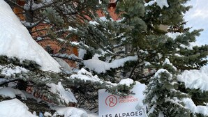 A sign for Les Alpages Derebery, indicating a premium residence with reception, no way out, and access reserved for guests only. - Skiing and après ski in pain and residence (Les menuires)