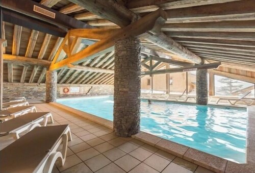 Skiing and après ski in pain and residence