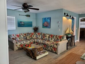 智能电视、壁炉、DVD 播放器、桌上足球