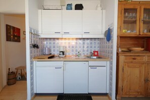 Kjøleskap, mikrobølgeovn, kaffetrakter/tekoker og brødrister