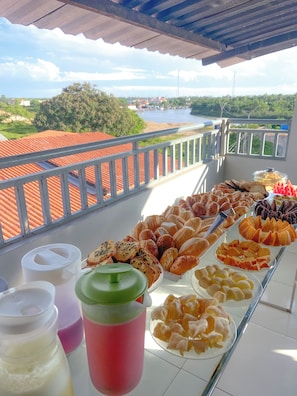 Café da manhã com buffet grátis todos os dias