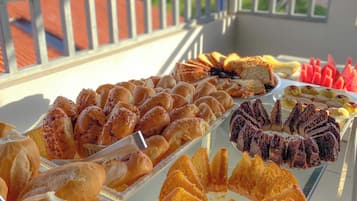 Free daily buffet breakfast