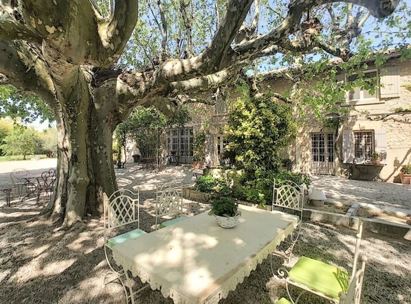 تناول الطعام بالخارج