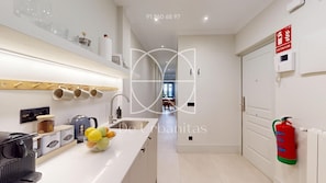 Apartamento superior, 1 quarto | Cozinha privada | Geladeira grande, micro-ondas, fogão, cooktop