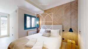 A modern bedroom with a bed, a window, a radiator, and a wooden wall pattern. - Sol y El Madroño (Madrid)