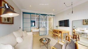 Departamento superior, 1 habitación | Área de sala de estar | Smart TV de 46 pulgadas con canales digitales
