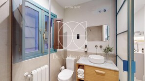 Departamento superior, 1 habitación | Baño | Regadera, secadora de cabello, toallas, jabón