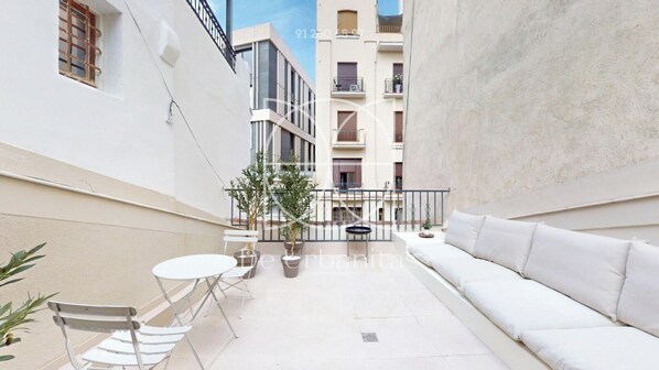 Penthouse Deluxe, 2 habitaciones | Área de sala de estar | Smart TV de 46 pulgadas con canales digitales