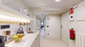 Full-size fridge, microwave, oven, stovetop - Sol y El Madroño (Madrid)