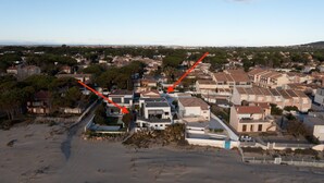 A residential area with houses, a sandy beach, and a clear sky. - ARES - Vue Mer - Accès direct plage (Agde)