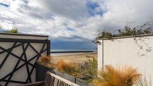 A wooden deck with a view of the beach and the sea. - ARES - Vue Mer - Accès direct plage (Agde)