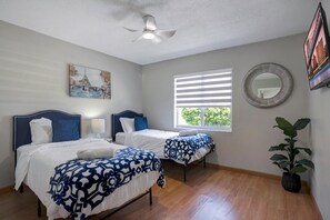 3 Schlafzimmer, Schreibtisch, Bügeleisen/Bügelbrett, Reisekinderbett
